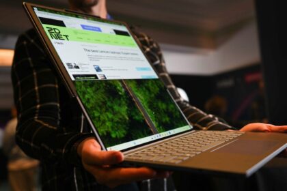 Lenovo ThinkBook Plus Gen 6 Rollable ra mắt: Laptop màn hình cuộn đột phá thay đổi cách bạn làm việc?